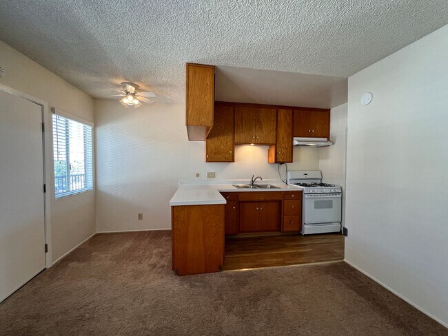 Building Photo - Upstairs, One Bedroom Apartment, Great Loc...