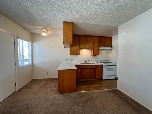 Building Photo - Upstairs, One Bedroom Apartment, Great Location