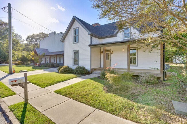 Foto del edificio - 6 Bedroom house in St Elmo!