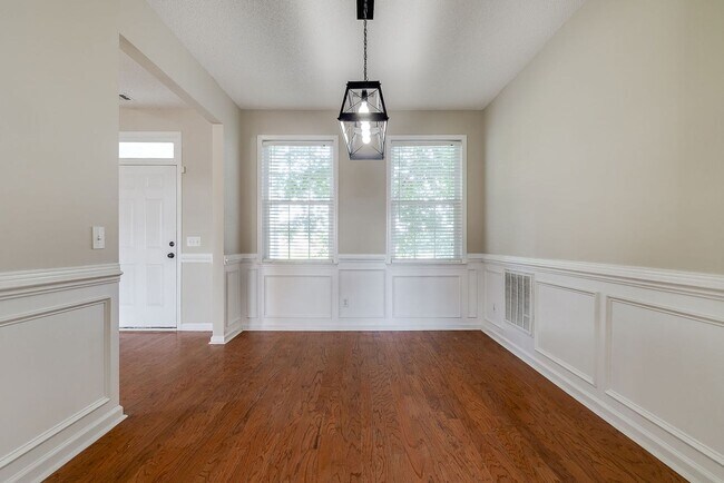 Building Photo - Beautiful Custom Home on Golf Course