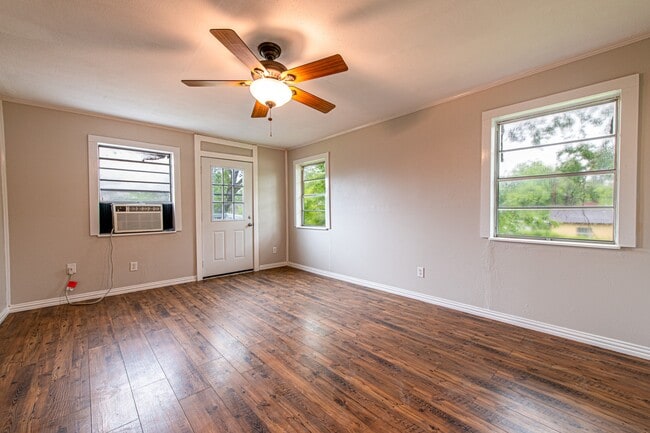 Foto del edificio - 7110 McHenry St