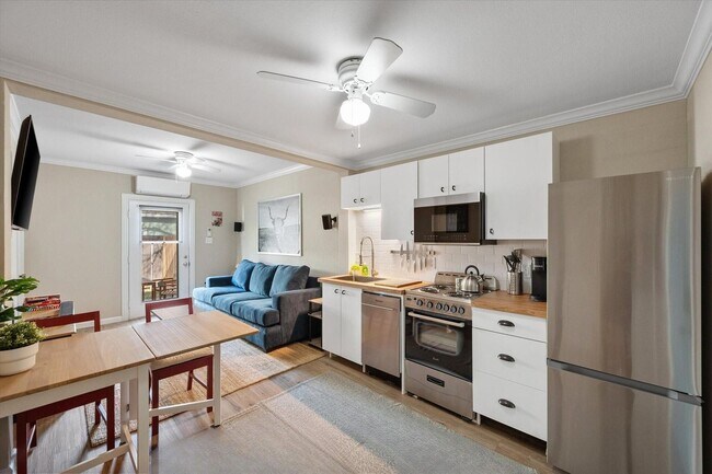 Foto del edificio - 3285 Clover Ln