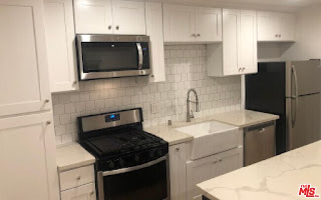Building Photo - 2846 Delevan Dr