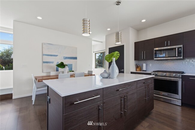 Building Photo - 5031 Delridge Way SW