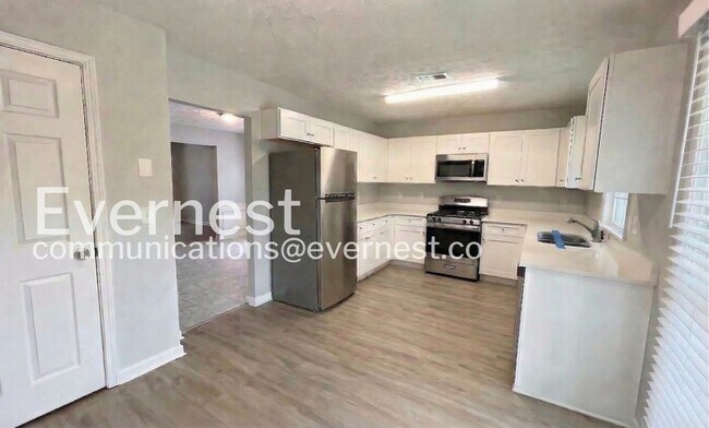 Foto del edificio - 3711 Sandy Shoals Ln