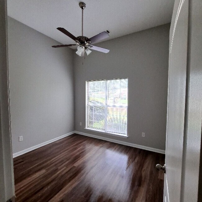 Foto del edificio - 6131 Woodstock View Dr