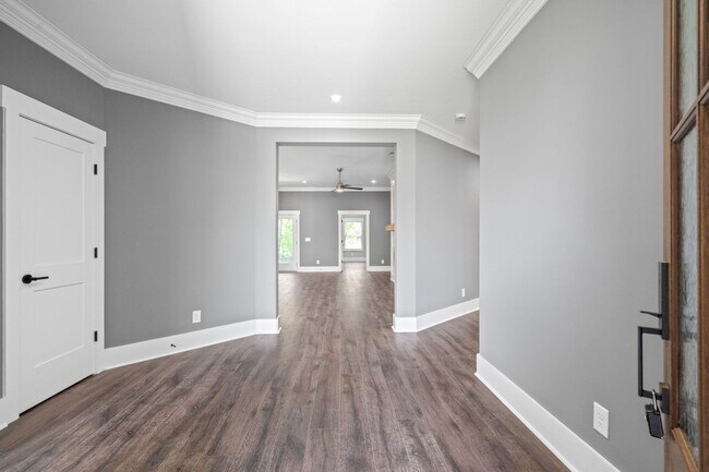 Building Photo - Pet Friendly in Sango!