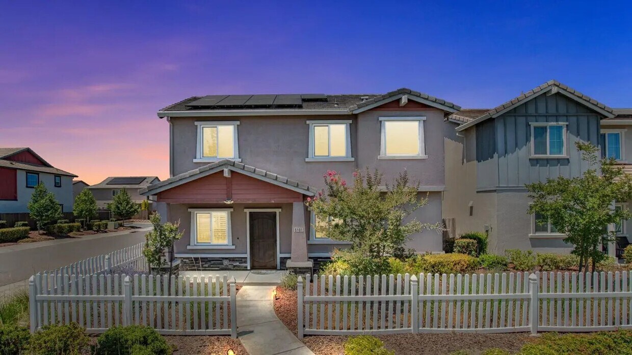 Foto principal - Beautifully Maintained 3-Bedroom Home w/So...