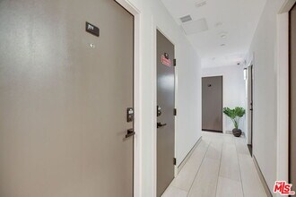 Building Photo - 946 S Ridgeley Dr