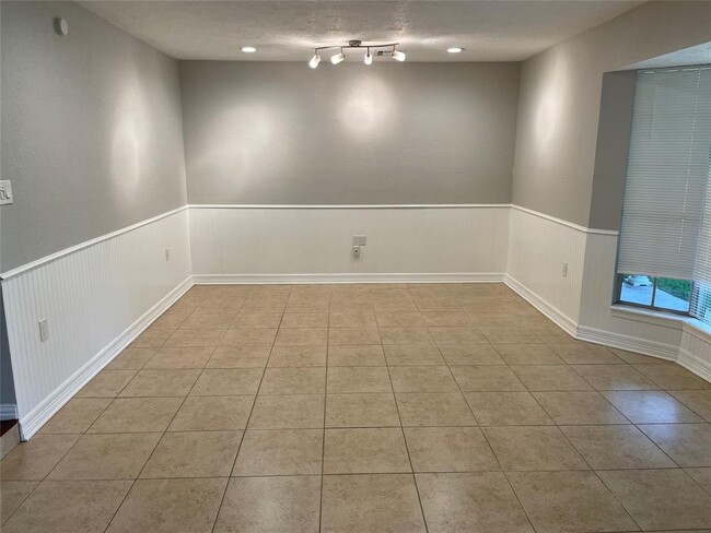 Building Photo - 6919 S Oak Bend Dr
