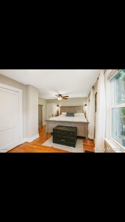 Primary Photo - 927 Calvin Ave SE