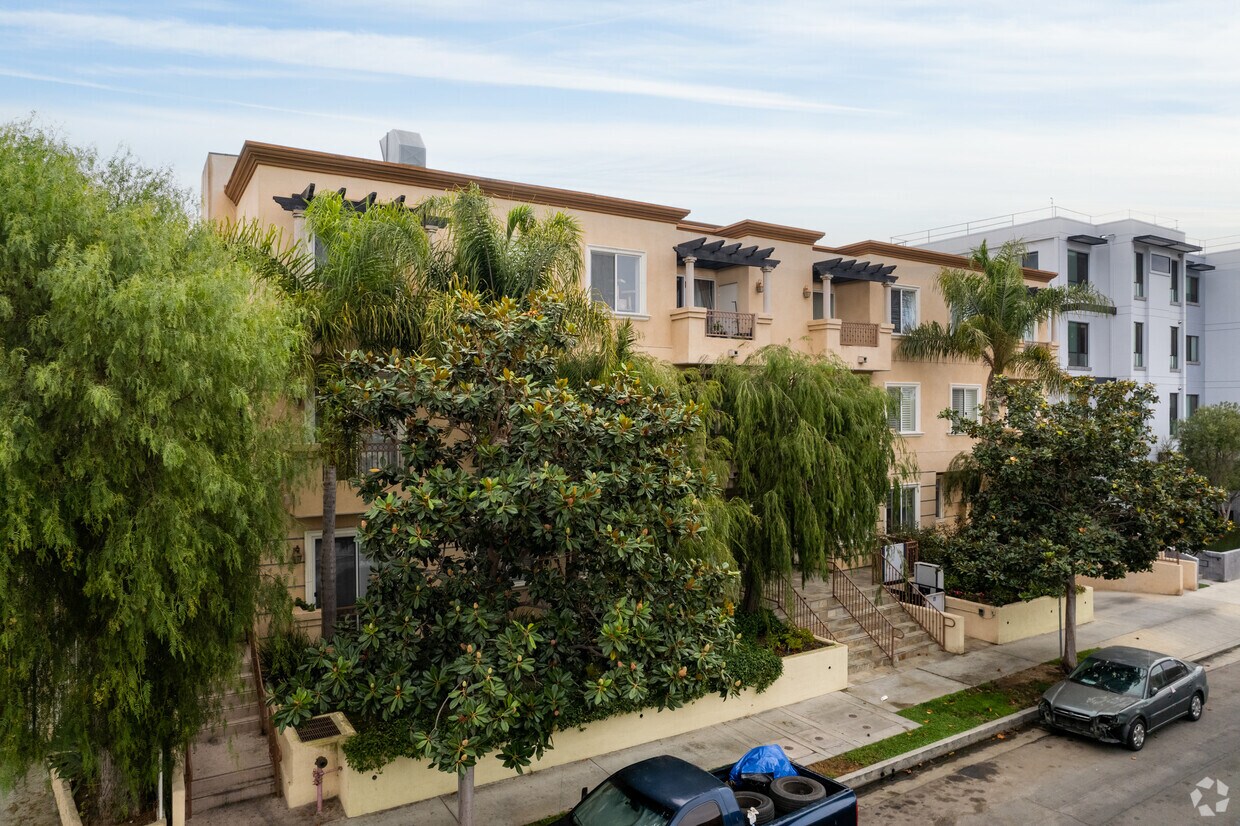 Primary Photo - 1444 S Point View St