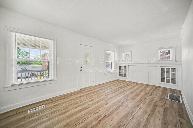 Foto del edificio - 6431 S Benton Ave