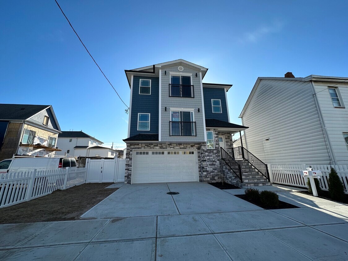 Primary Photo - 308-310 Palmer St