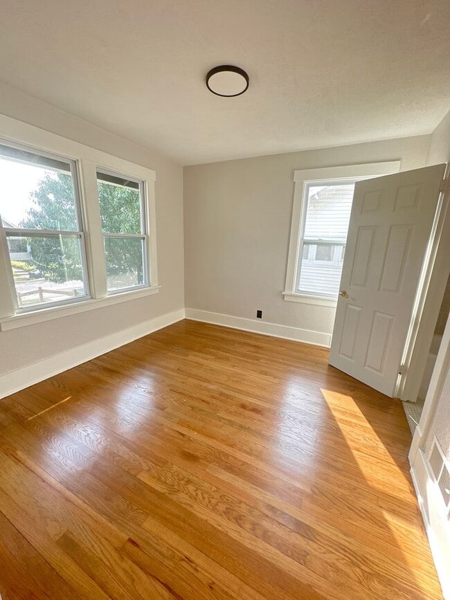 Building Photo - Corner Lot 2 bed 2 bath w 1 car Garage!