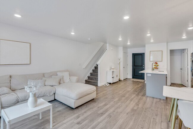 Building Photo - Lar-38 N Heading Row Saratoga Springs, UT 84043