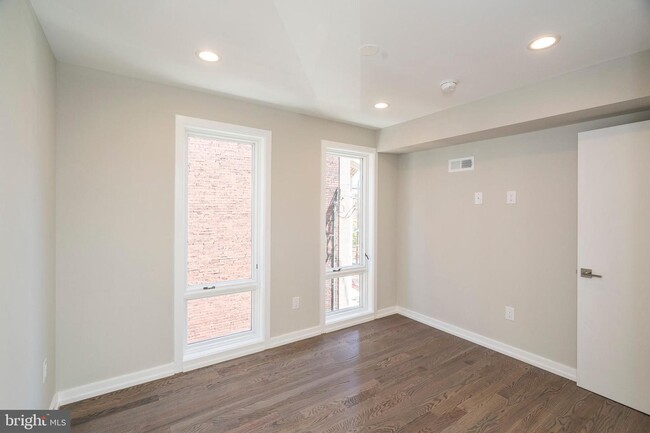 Building Photo - 1701 Bainbridge St