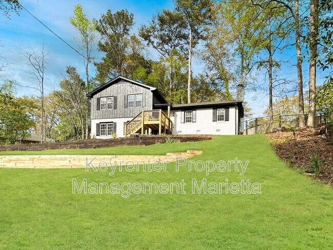 Foto del edificio - 651 Inglis Dr S E