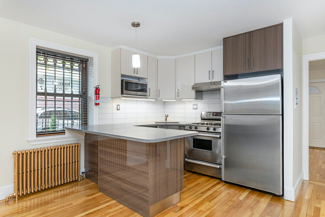 Primary Photo - Spacious & Sunny Garden Floor Thru