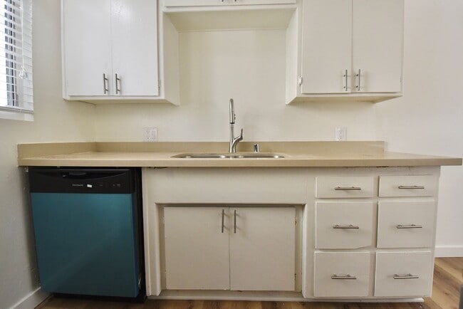 Foto del edificio - 6125 Whitsett Ave