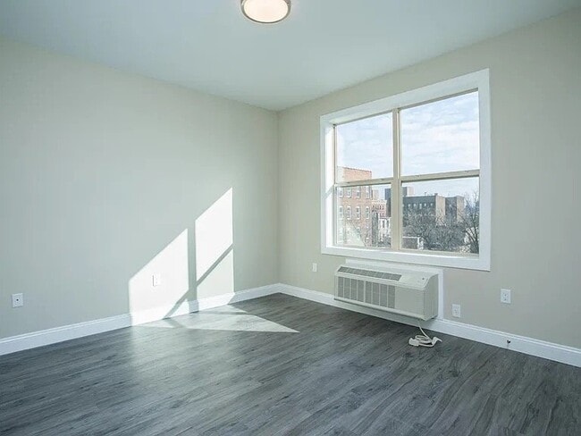 Building Photo - 432 52nd St