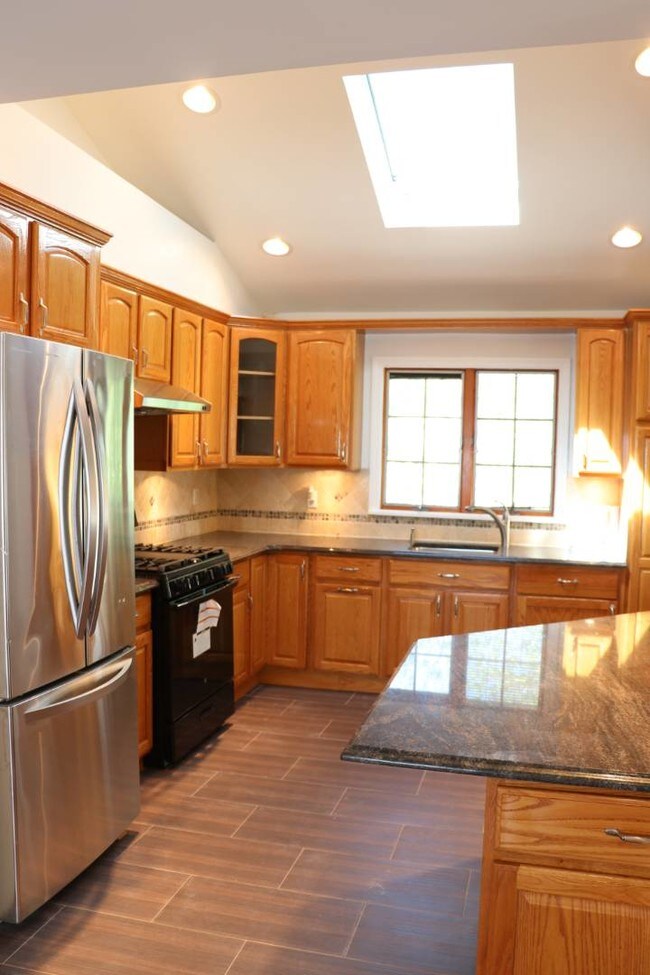 Building Photo - 548 Naughton Ave