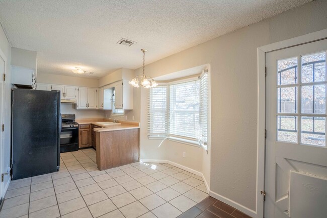 Foto del edificio - 3 BED 1 BATH! Schedule a tour today!