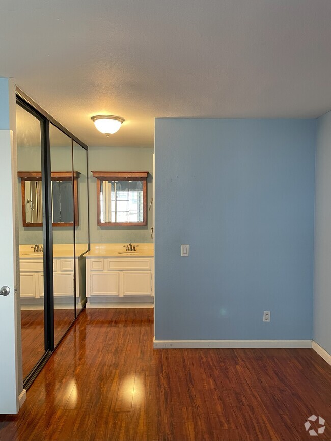 Building Photo - 8594 Summerdale Rd