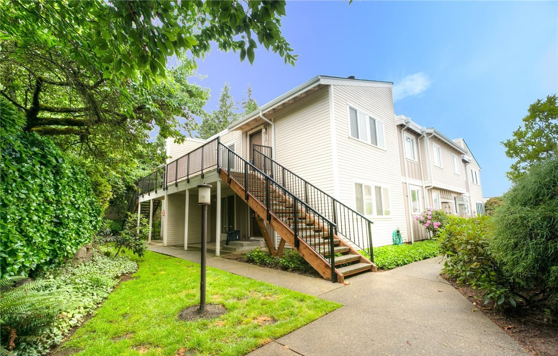 Primary Photo - REMODELED, TOP FLOOR KIRKLAND 2 BED CONDO ...
