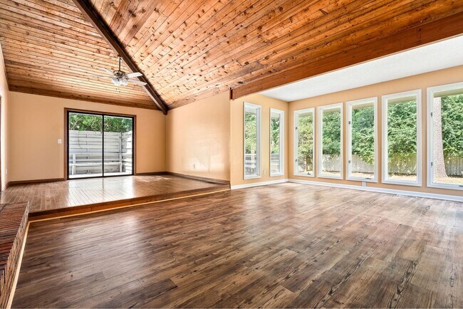 Foto del edificio - 4Bed/2Bath Available!