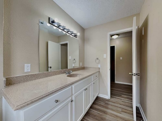 Foto del edificio - 4703 Lost Oak Dr