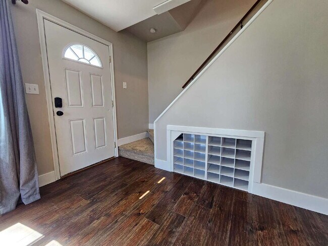 Foto del edificio - 3-Bedroom Shelby Twp Home on Spacious Lot with Large 2 Car Garage. Laminate Flooring on Main Floo...
