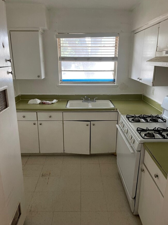Foto del edificio - 1300 N Walnut Ave