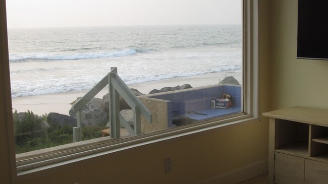 Foto del edificio - FOR SALE/ OCEAN FRONT/ $825K