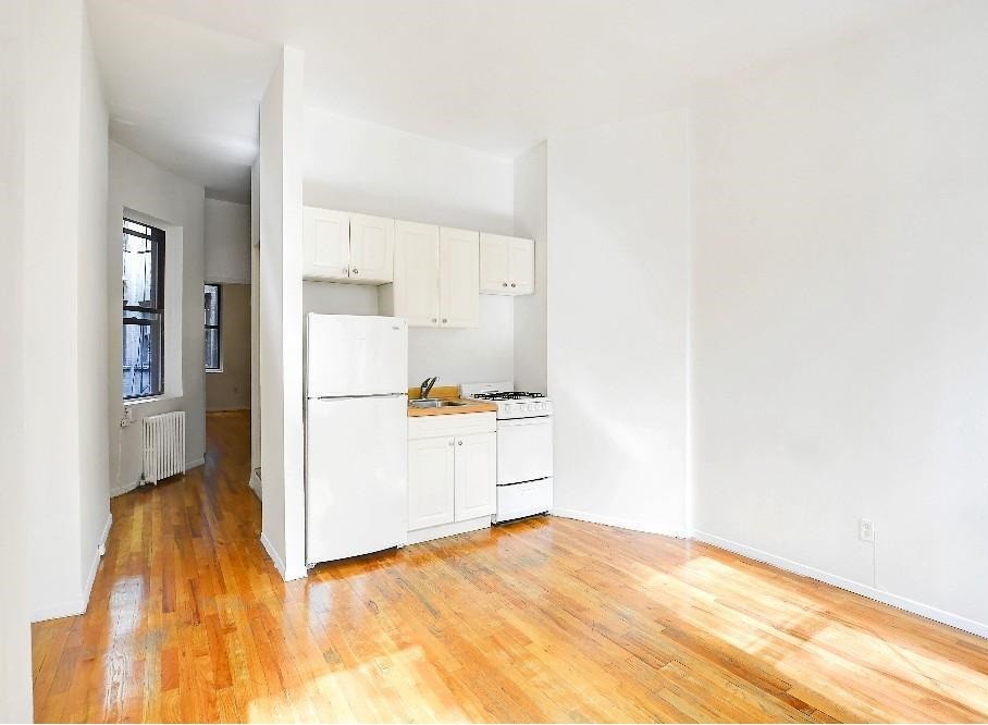 Foto principal - 221 E 32nd St