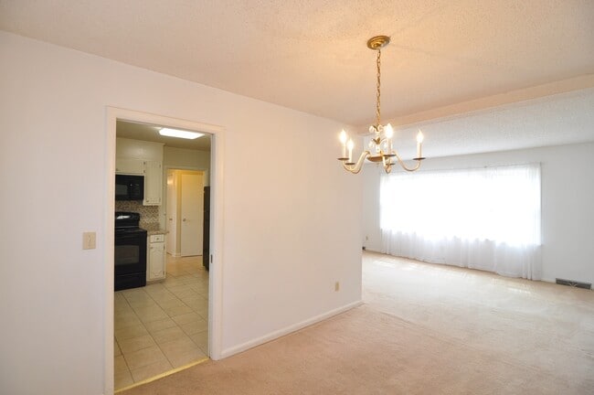 Building Photo - 2505 Lancelot Dr SE