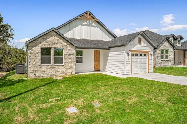 Building Photo - COMING SOON! 3/2 with high ceilings & GREA...