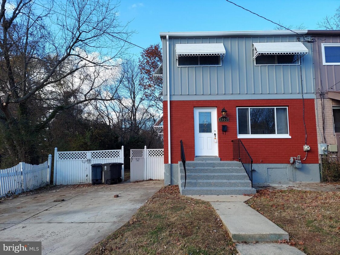 Primary Photo - 2300 Columbia Pl
