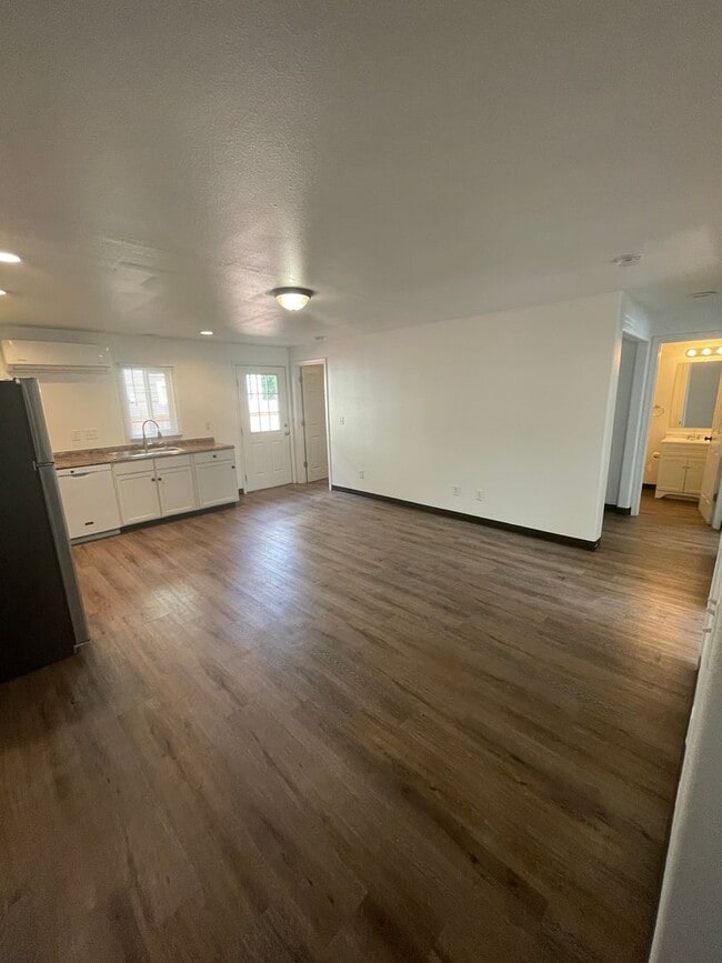 Building Photo - 595