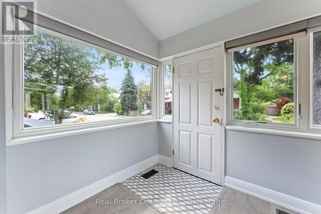 Building Photo - 116 Symons St