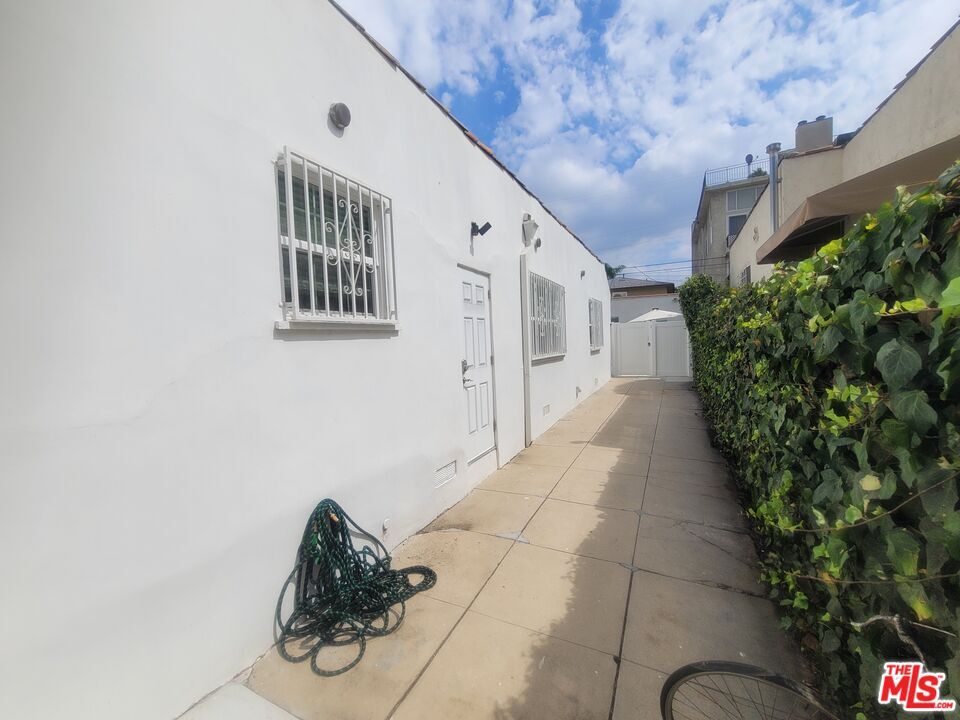 Foto del edificio - 816 N McCadden Pl
