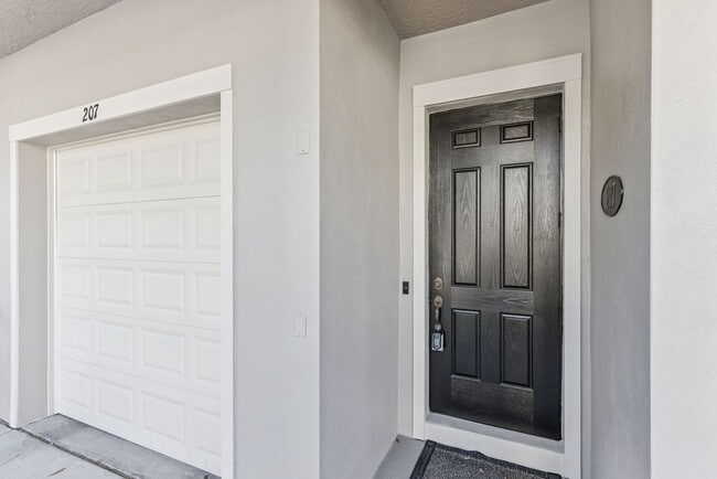 Photo - Updated 2/2 with attached 1 car garage right in Baldwin Park! Apartment