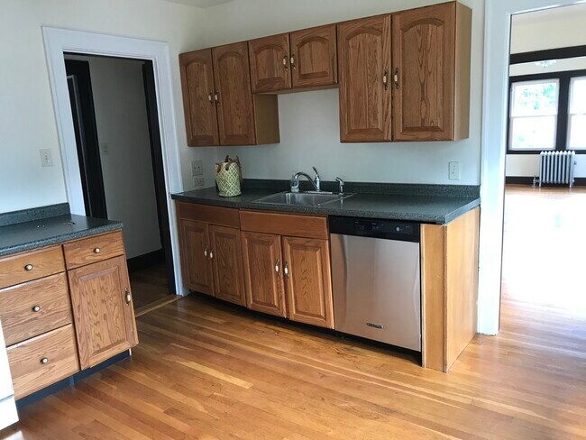 La cocina incluye una despensa y un refrigerador en el pasillo trasero. - 147 Farrington St