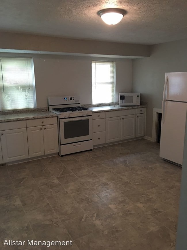 Building Photo - 4 br, 1 bath House - 650 E 260th