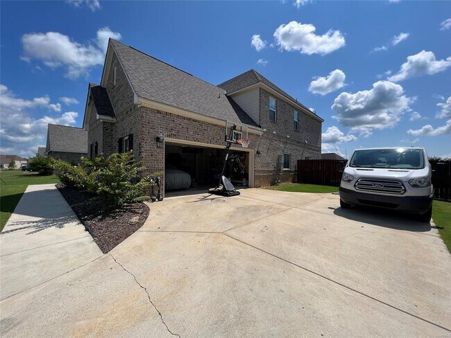 Building Photo - 692 Abby Ln
