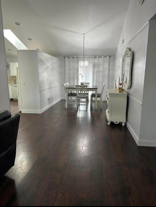 Foto del edificio - 1532 Primrose Ln