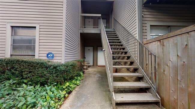 Building Photo - 9707 Richmond Ave