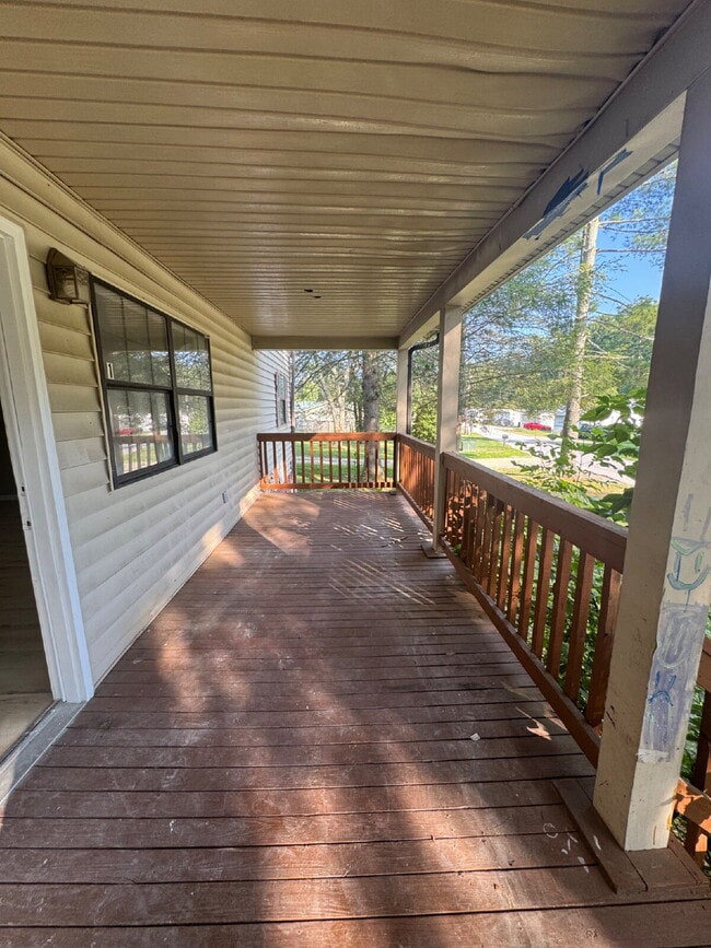 Building Photo - Renovated 3-Bedroom Ground-Floor Apartment