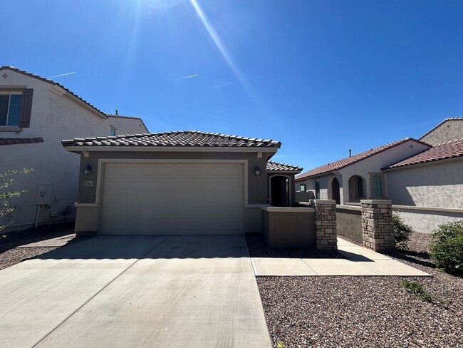 Foto del edificio - 17567 W Denton Ave