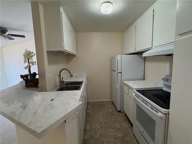 Building Photo - 610 The Village